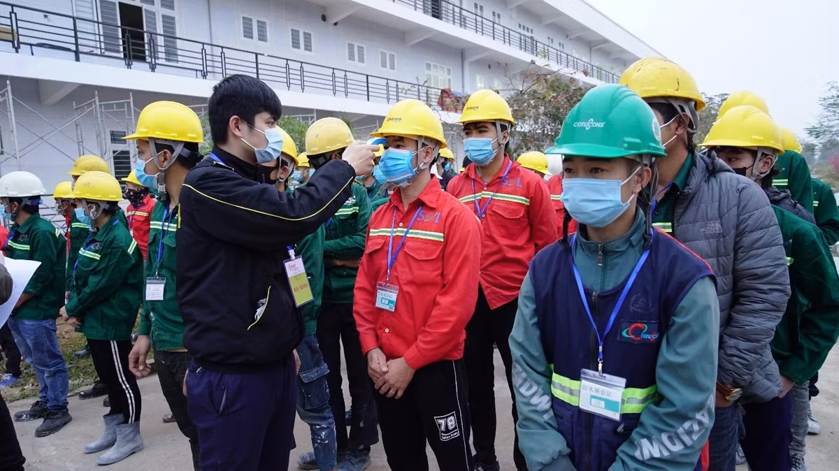 Toàn bộ cán bộ nhân viên và lực lượng nhân công được kiểm tra thân nhiệt và rửa tay sát khuẩn trước khi vào làm việc tại khu vực thi công. Hai chốt kiểm tra phòng dịch được thiết lập tại trường Đại học Sao Đỏ - cơ sở 2 để đảm bảo an toàn tối đa trong phòng ngừa dịch. 