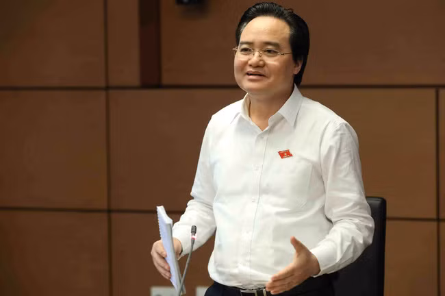 Người duy nhất còn đủ tuổi tái cử nhưng không có tên trong danh sách 200 Uỷ viên Ban Chấp hành Trung ương khóa XIII là Bộ trưởng Bộ GD&amp;ĐT Phùng Xuân Nhạ.