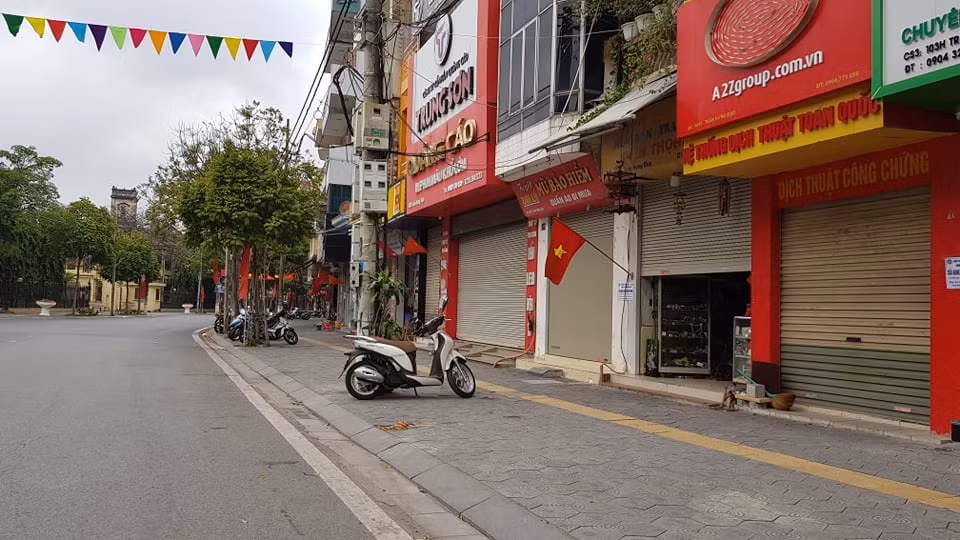 Tất cả các cửa hàng không thật sự thiết yếu đều đóng cửa.
