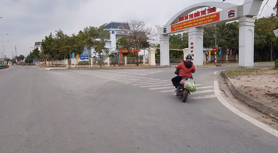 Thi thoảng mới có người dân đi lại để mua thực phẩm.