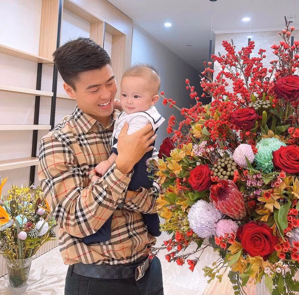 Dan cau thu Viet khoe anh don Tet am ap ben gia dinh trong ngay dau nam moi-Hinh-3