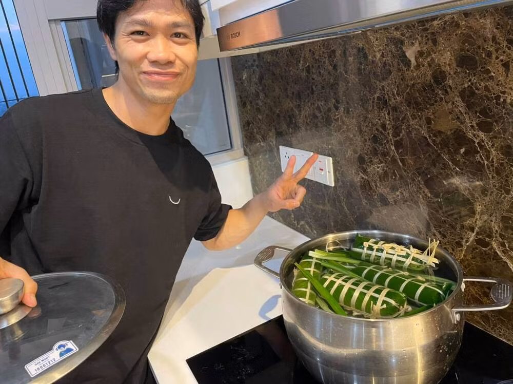 Dan cau thu Viet khoe anh don Tet am ap ben gia dinh trong ngay dau nam moi