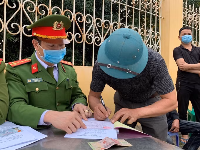 Hai Duong: Doi tinh nhan “hon nhau” cung hang loat nguoi ra duong bi xu phat-Hinh-2