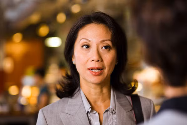Con dau sam qua Tet nha ngoai, me chong mia mai roi nhan cau dap sau cay