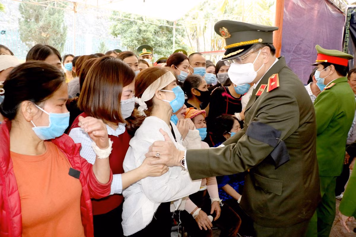  Thiếu tá Công an Thanh Hóa tử vong khi bắt tội phạm ma túy. Đêm ngày 6/2/2021, trong khi truy bắt tội phạm ma tuý thuộc địa bàn xã Mường Lý, huyện Mường Lát, tỉnh Thanh Hóa, Thiếu tá Vi Văn Luân, SN 1981, ở Khu phố 2, thị trấn Mường Lát, tỉnh Thanh Hóa là Công an viên xã Pù Nhi, huyện Mường Lát, tỉnh Thanh Hóa đã hy sinh khi đang thực hiện nhiệm vụ tấn công, trấn áp tội phạm ma túy…. Sau khi xảy ra sự việc, lãnh đạo CA tỉnh Thanh Hóa trực tiếp đến hiện trường, chỉ đạo truy bắt các đối tượng. 