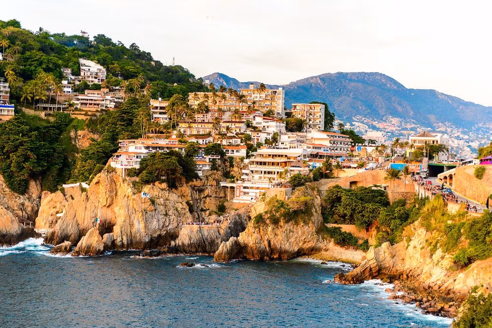  Acapulco, Mexico: Đây là từng được coi là "mảnh đất hái ra tiền" của Mexico nhờ sức hút từ những khu nghỉ dưỡng sang trọng nằm rải rác quanh vùng biển. Địa điểm này cũng là lựa chọn hàng đầu của nhiều sao Hollywood và triệu phú. Nhưng hiện nay khu vực đã không giữ được sự yên bình đó. Với tỷ lệ giết người cao, khách du lịch dù dũng cảm đến đâu cũng khó có thể tận hưởng kỳ nghỉ tại đây. Ảnh: Shutter.