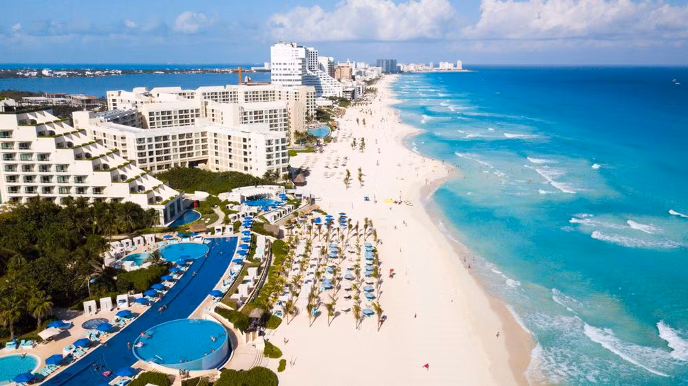  Cancun, Mexico: Thành phố quyến rũ này sở hữu nhiều bãi tắm đẹp, những khu rừng nhiệt đới, văn hóa địa phương đặc sắc và nhiều lễ hội sôi nổi trong mùa hè. Tuy nhiên, bạo lực nổ ra trong khu vực kể từ đầu năm đến nay đã cướp đi sinh mạng hơn 100 người, nâng tỷ lệ giết người của thành phố lên tới 64,47 trên 100.000 người. Bạo lực đến từ các băng đảng buôn bán ma túy đã gây mối quan ngại cho khách du lịch. Ảnh: Shutter.
