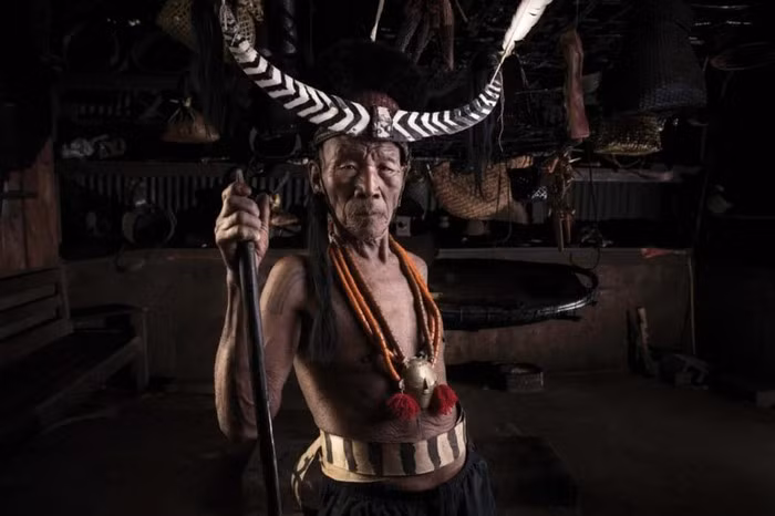 “Mỗi hình xăm đều tượng trưng cho địa vị hoặc cuộc đời của các chiến binh”, cô Phejin Konyak, chắt của một chiến binh săn đầu người, nói từ Nagaland. Cô đã dành nhiều năm để ghi chép, sưu tập lại nền văn hóa đang dần biến mất. “Đây là thế hệ chiến binh săn đầu người cuối cùng. Khi họ qua đời, phong tục này sẽ biến mất vĩnh viễn”.