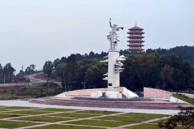 La Sơn phu tử Nguyễn Thiếp (1723-1804) sinh ra tại làng Mật Thôn, xã Nguyệt Áo, tổng Lai Thạch, huyện La Sơn, phủ Đức Quang (nay thuộc Can Lộc, tỉnh Hà Tĩnh) trong gia đình khoa bảng nổi tiếng. Năm 21 tuổi, ông đỗ thủ khoa trong kỳ thi Hương ở Nghệ An.