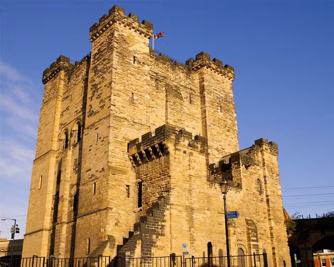 Lâu đài Keep, Anh: Đây là một trong những công trình cổ nhất Newcastle, được xây dựng từ năm 1080. Từ thế kỷ 17, lâu đài trở thành một nhà tù khét tiếng với điều kiện tồi tệ và vị trí gần với Cổng Đen (Black Gate), địa điểm thi hành án tử hình chính vào thế kỷ 18. Ảnh: The Richest.