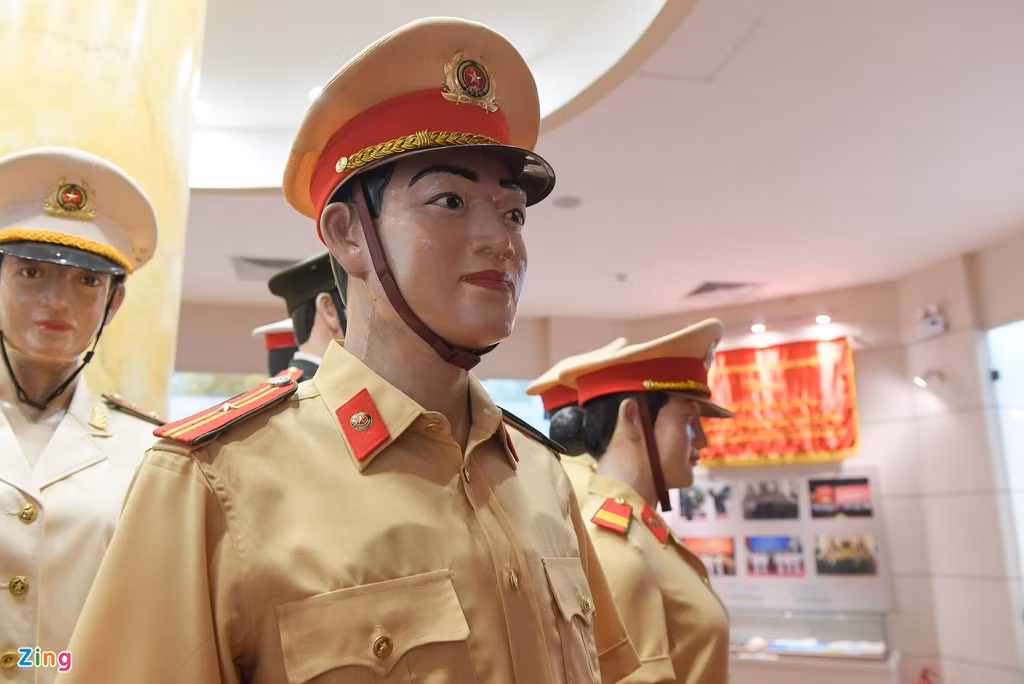 Cúc áo màu vàng được sử dụng cho cấp úy, tá và tướng. Chất liệu vải cũng được nâng cao.