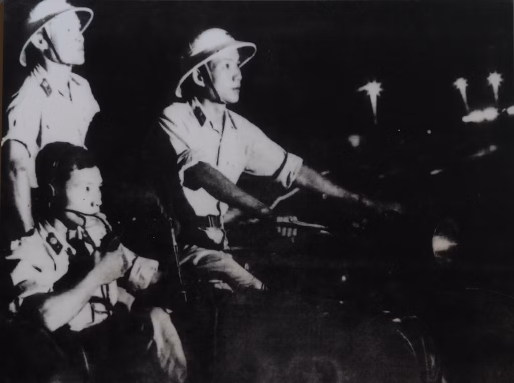 Năm 1962, lực lượng CSGT bắt đầu có trang phục riêng, bổ sung quần áo dài tay. Quân hàm, phù hiệu cũng được thống nhất so những năm đầu sau cách mạng tháng 8. Trong ảnh, CSGT Hà Nội tuần tra trên đường phố những năm 1960-1970.