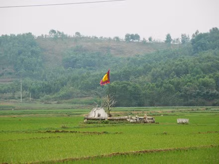 Năm 1570, Trịnh Kiểm mất, hai con là Trịnh Cối và Trịnh Tùng tranh quyền. Hai anh em dàn quân đánh nhau. Cuối cùng, Trịnh Tùng giành thắng lợi. Trong ảnh là mộ của Trịnh Tùng.