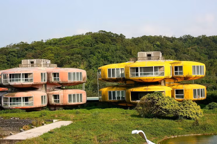 Thành phố Sanzhi Pod, Đài Loan sở hữu những ngôi nhà như một khu nghỉ dưỡng bên bờ biển. Dự án bị bỏ dở vào năm 1980 sau khi gặp khó khăn về tài chính và có một số vụ tự tử của công nhân xây dựng. Người dân địa phương cho rằng địa điểm này bị lời nguyền của linh hồn của rồng sau khi công nhân phá hủy một bức tượng. Ở châu Á, rồng gắn liền với sự may mắn và quyền lực, vì vậy nhiều người dân địa phương cho rằng hành động này dẫn đến điều xui xẻo cho nơi đây. Ảnh: Idealistacom.