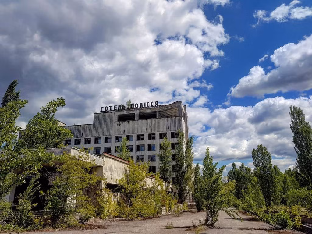 Pripyat, Ukraine từng là nơi sinh sống của hàng nghìn gia đình làm việc tại Nhà máy điện hạt nhân Chernobyl. Vụ nổ lò phản ứng hạt nhân vào ngày 26/4/1986 gây ra bức xạ độc hại khắp xung quanh khiến hơn 50.000 cư dân phải sơ tán đột ngột. Mọi thứ tại nơi đây vẫn còn nguyên khi bị bỏ lại tạo khung cảnh hoang tàn, đổ nát. Ảnh: Pure_sadness.