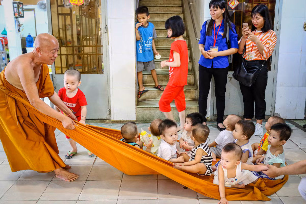 Trung tâm được chia làm 2 cơ sở nuôi dạy và hướng nghiệp cho các em mồ côi, khuyết tật. Cơ sở 1 đặt ngay tại khuôn viên của chùa Kỳ Quang 2, nuôi dạy các em dưới 18 tuổi; cơ sở 2 đặt tại phường Thạnh Lộc, quận 12 - TPHCM dành cho các em trên 18 tuổi.