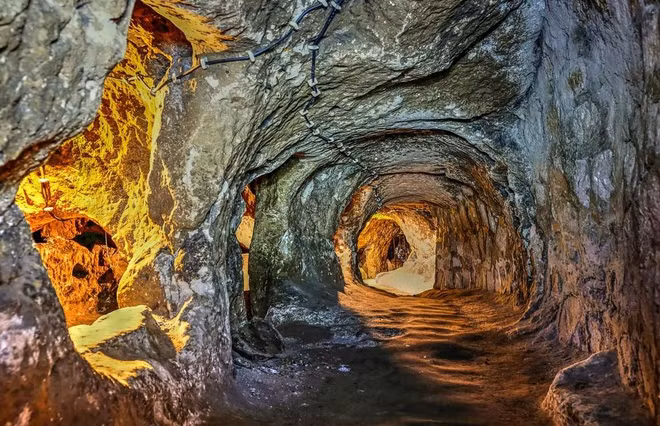  Thành phố ngầm Derinkuyu, Thổ Nhĩ Kỳ: Vùng Cappadocia của Thổ Nhĩ Kỳ có nhiều công trình ngầm hấp dẫn du khách, trong đó thành phố Derinkuyu là lớn nhất. Thành phố này được xây dựng để bảo vệ cư dân chống lại các cuộc vây hãm, xâm lược. Bên trong có đủ nhà thờ, chuồng ngựa, khu chợ, nhà máy rượu, với sức chứa từ 20.000-50.000 người.