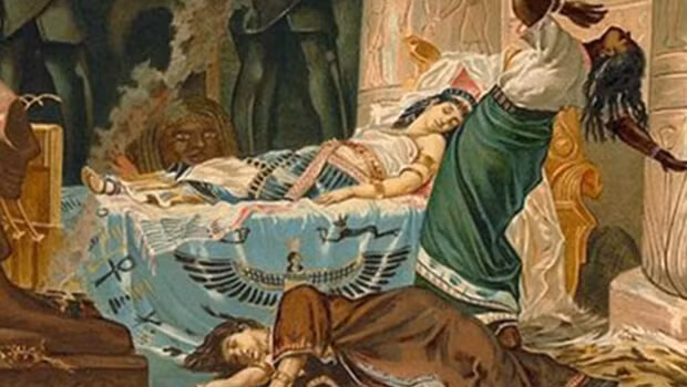 Các nguồn tài liệu sử học cổ đại nói rằng Cleopatra vĩ đại, và hai người hầu của bà đã tự sát bằng cách cắn con rắn có tên là Aspis. Theo đó, vị nữ hoàng quẫn trí vì sự sụp đổ của vương quốc và cái chết của người tình đã lén đem một con rắn độc vào khuê phòng khóa kín rồi tự sát, bên cạnh hai nữ tì. 
