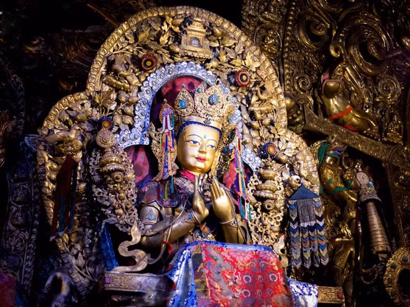 Lakhang Chenmo là sảnh chính của tu viện. Với diện tích khoảng 5.800 m2 Lakhang Chenmo có thể chứa được 10.000 nhà sư tụng kinh cùng một lúc. Bên trong sảnh, du khách được chiêm ngưỡng tượng 3 vị Phật - Dipamkarara, Sakyamuni và Maitreya - và 5 nhà sáng lập của Sakyapa. Ảnh: Tibet Vista.