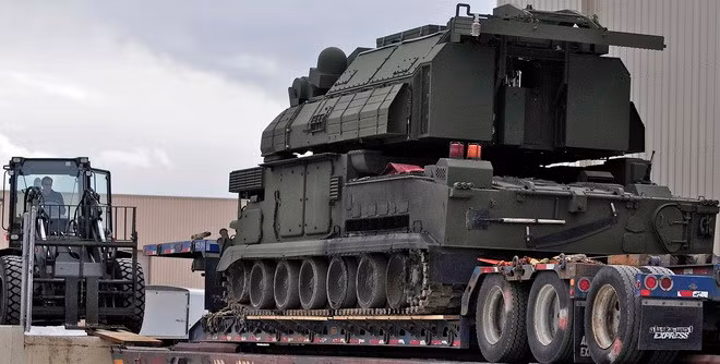 Tor-M2U là một hệ thống tên lửa phòng không tầm thấp di động rất tiên tiến của Nga, nó cùng với Pantsir-S1 và Tunguska-M1 tạo ra tấm lá chắn bất khả xâm phạm cho đội hình tiến quân của các đơn vị cơ giới hay các căn cứ quân sự quan trọng.