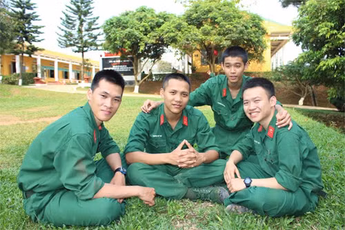 . 4 chàng trai trong số 100 thanh niên Hà Nội nhập ngũ vào Trung đoàn ở Đại đội 6, Tiểu đoàn 2 trong giờ nghỉ.