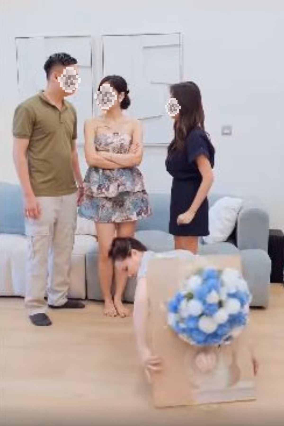 Không chỉ các tình tiết gây khó hiểu, mà diễn biến phim cũng khiến nhiều người tức giận khi xây dựng hình ảnh người chồng bất tài, nhưng lại ngoại tình công khai.