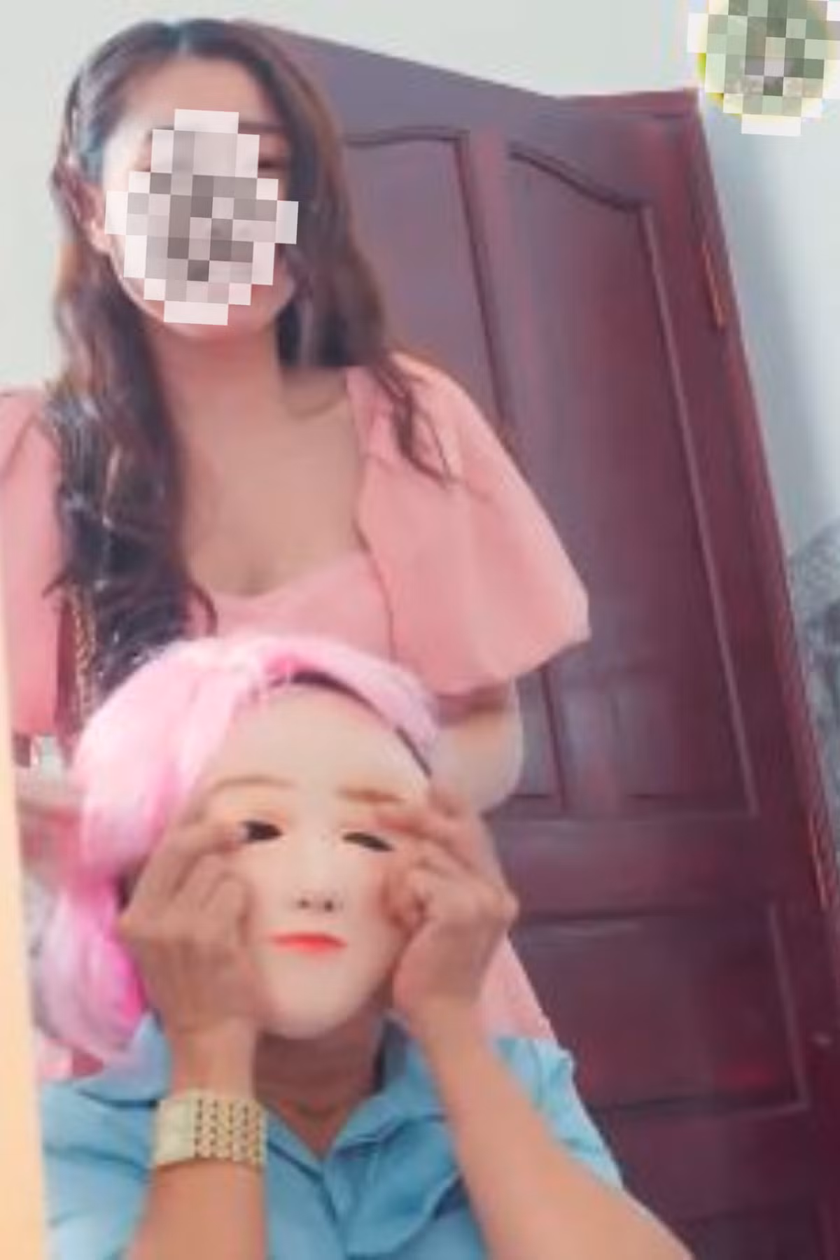 Nhiều người cho rằng cần tẩy chay dòng phim ngắn như thế này, thậm chí có chế tài xử phạt vì không chỉ xây dựng những tình huống phi điện ảnh mà còn dễ ảnh hưởng đến đạo đức của thế hệ trẻ. (Ảnh: Tổng hợp Facebook)