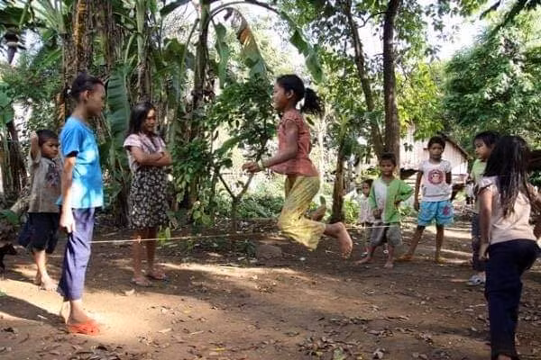 Cùng với sự phát triển của cuộc sống, trẻ con hiện tại có nhiều sự lựa chọn hơn về đồ chơi, về các hình thức giải trí, những trò chơi dân gian xưa đang dần mai một đi.