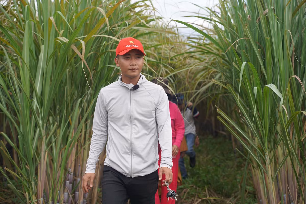 Quang Linh từng được mọi người yêu mến gọi là “người hùng châu Phi”. Hiện tại, ngoài phát triển kênh YouTube, Quang Linh Vlog còn có sự nghiệp kinh doanh riêng, đồng thời tham gia livestream bán hàng. (Ảnh: FBNV) 