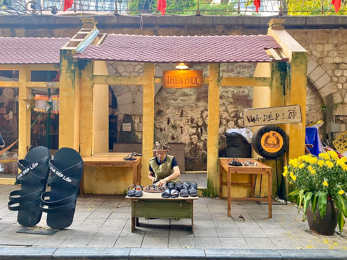 Một số nghề truyền thống, sản phẩm quà tặng du lịch hay các món ẩm thực đặc trưng của Hà Nội cũng được trưng bày. Khu vực làm dép lốp thu hút rất nhiều sự chú ý của người qua lại, với mô hình đôi dép cao su khổng lồ được đặt phía trước.