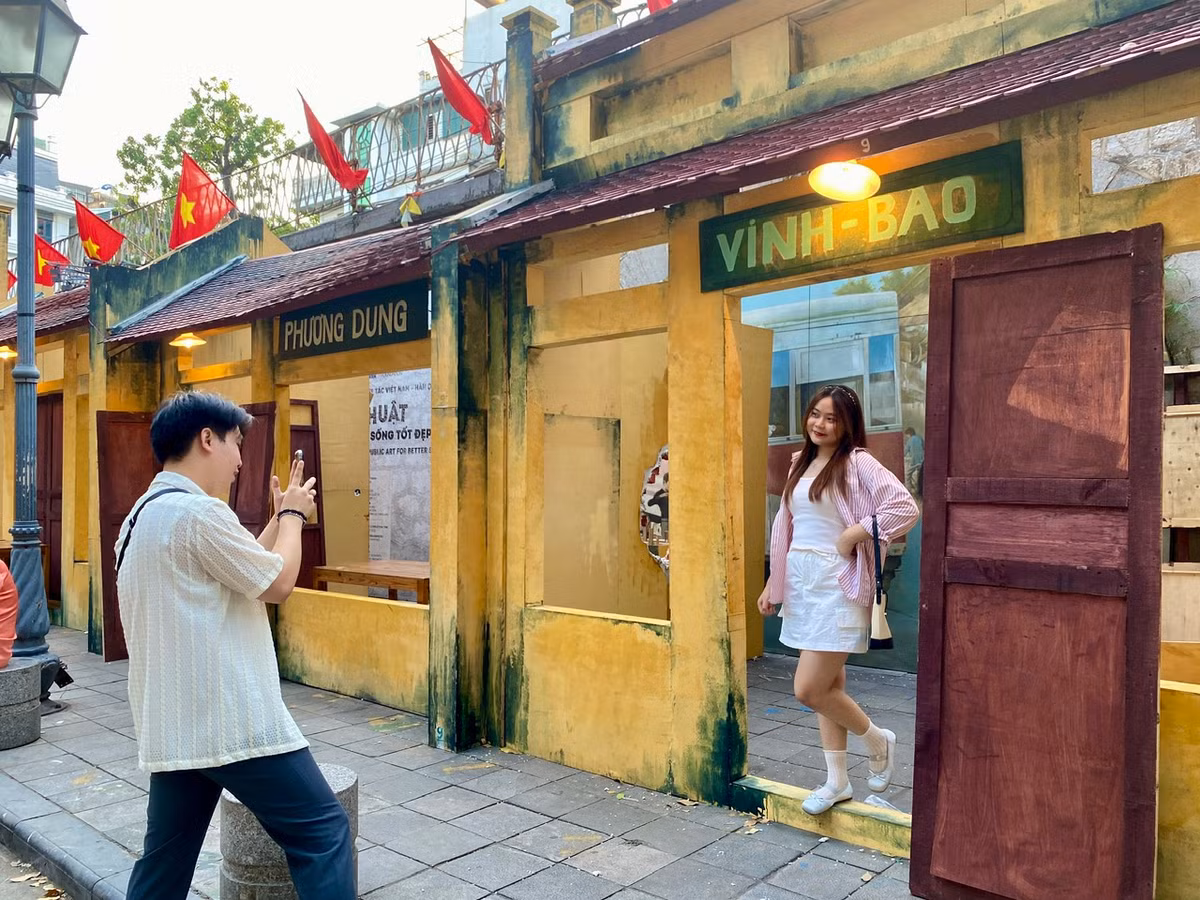 Việc tái hiện lại những không gian hoài cổ, thu hút các bạn trẻ cũng là một cách để thế hệ trẻ có thể tận mắt nhìn về quá khứ cha ông ta, nâng cao kiến thức, tự hào về lịch sử dân tộc mình.