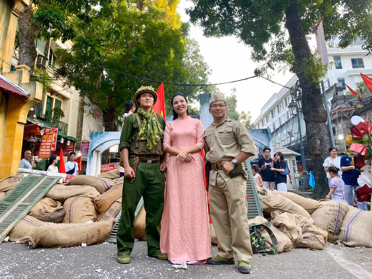 Người dân háo hức chụp ảnh với "chú bộ đội".