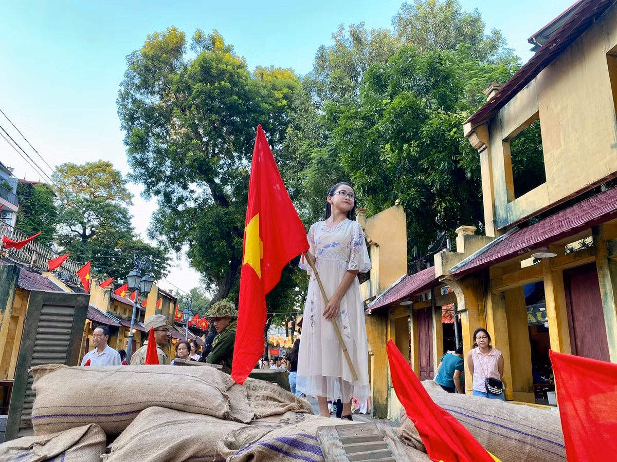 Người dân Thủ đô cũng như du khách được hòa mình và cảm nhận không khí hân hoan của ngày đón đoàn quân chiến thắng trở về vào 70 năm trước.