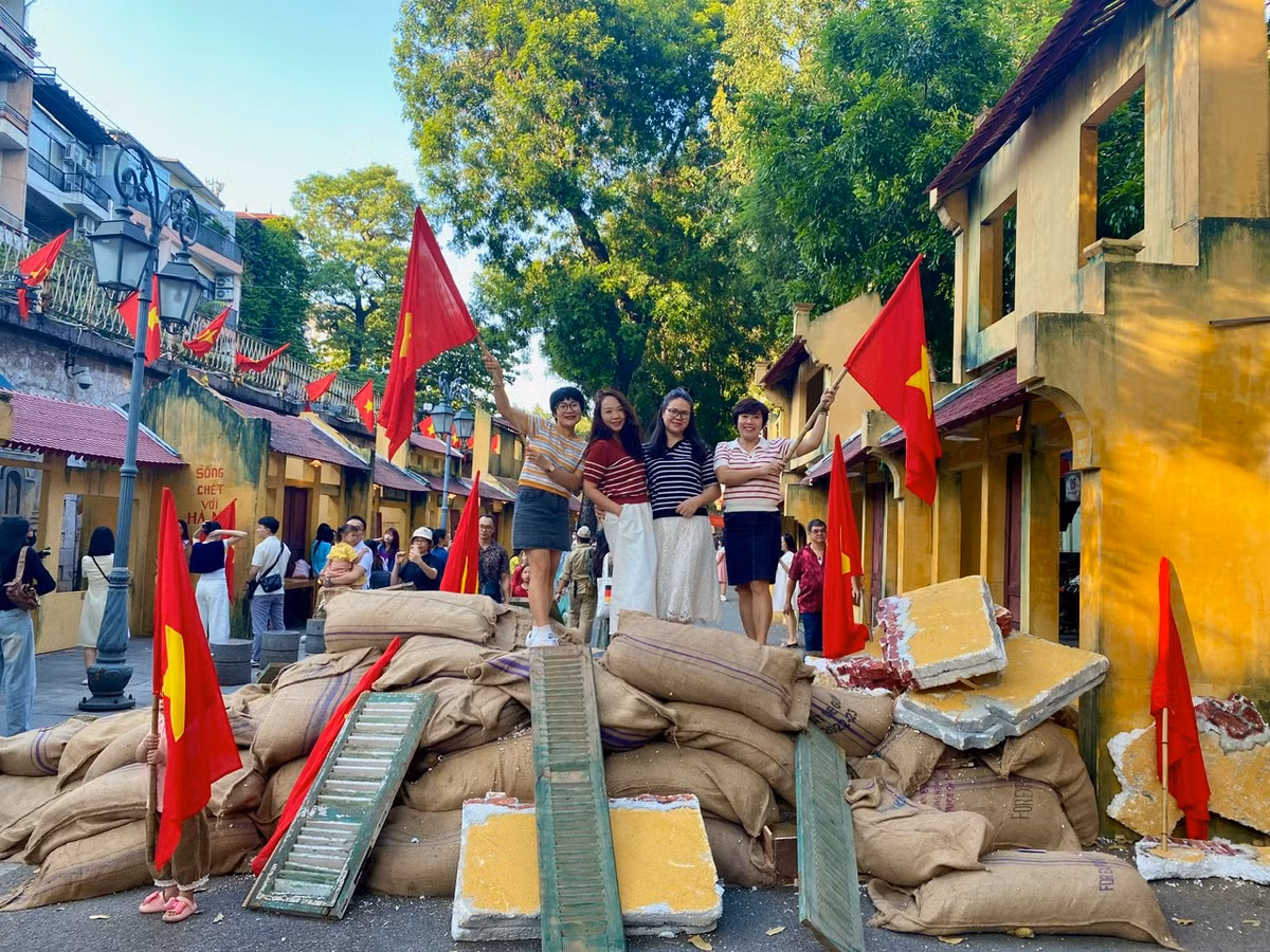 Không gian Hà Nội xưa trong khu phố cổ Hà Nội giai đoạn toàn quốc kháng chiến của quân và dân Hà Nội tới ngày Tiếp quản Thủ đô (1946 - 1954).