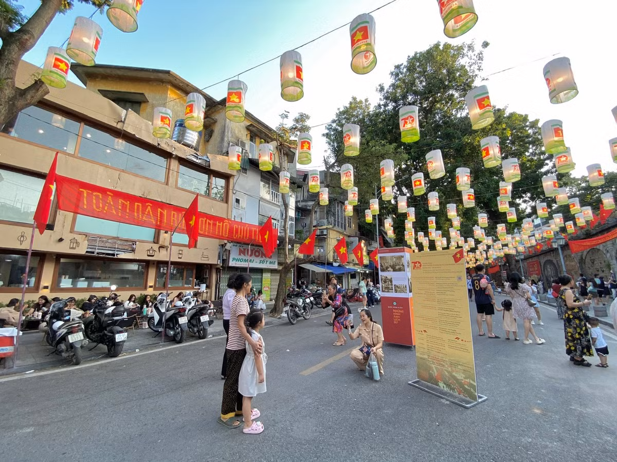 Không gian phố bích họa Phùng Hưng được "trang hoàng" bởi ất nhiều mô hình trang trí không gian phố cổ, cổng chào, cờ hoa, băng rôn, khẩu hiệu, và cả những thước phim tư liệu quý giá.