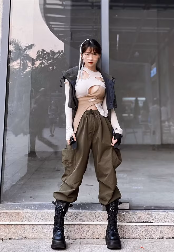 Trong vòng hơn một năm nay, người hâm mộ chứng kiến bước chuyển mình của Lê Bống bắt đầu khi cô bước chân vào những lĩnh vực mới, trong đó có MC truyền hình. Những bộ hình cosplay của cô nàng như trước đây đã không còn xuất hiện. Thế nhưng nhờ vậy khán giả cũng được chứng kiến hành trình nỗ lực chuyển mình hướng phiên bản tốt nhất của bản thân của cô nàng. (Ảnh: FBNV)