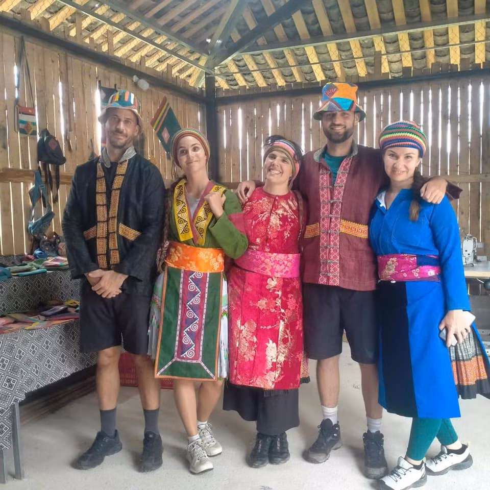 Việc diện trang phục truyền thống của dân tộc nơi đặt chân đến du lịch cũng là một cách để tìm hiểu, đắm mình vào văn hóa của nơi mà mình tham quan.