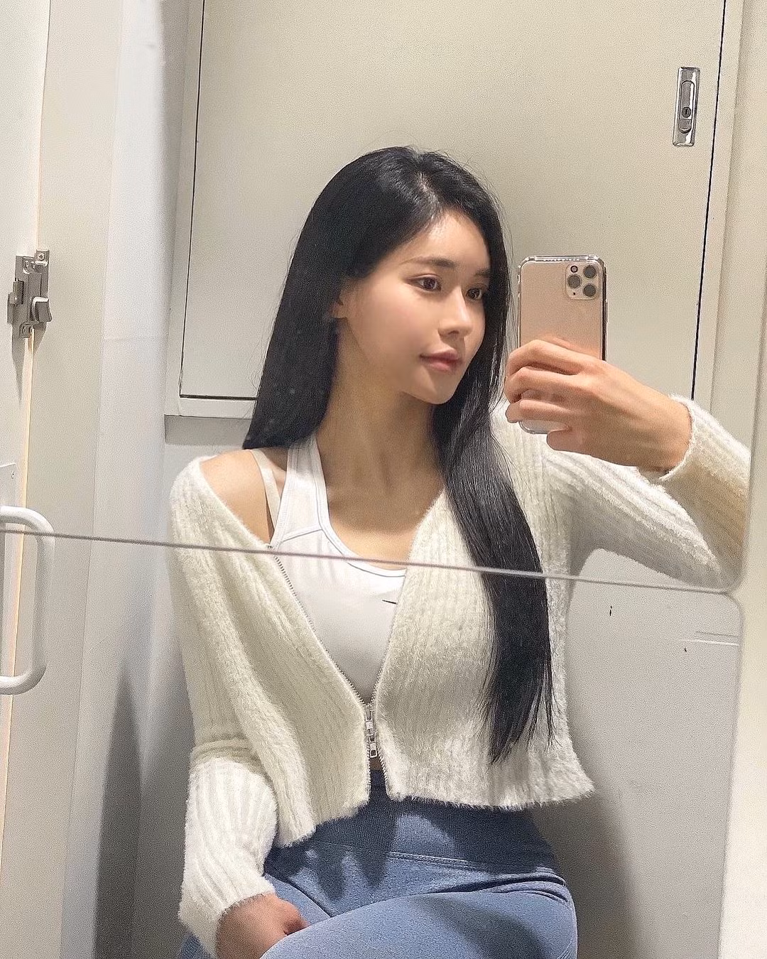 Vòng 1 cùng vòng 3 khủng của cô nàng thu hút mọi ánh nhìn người đối diện.