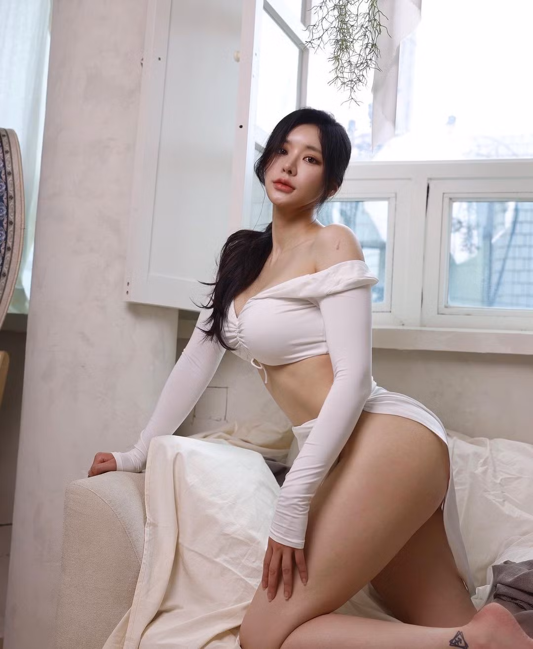 Mỗi ngày, Oh Hye Soo đều dành thời gian đến phòng gym, Pilates. Hình tượng cá tính nhưng không quá lố của người đẹp nhận nhiều bình luận tích cực trên mạng xã hội.