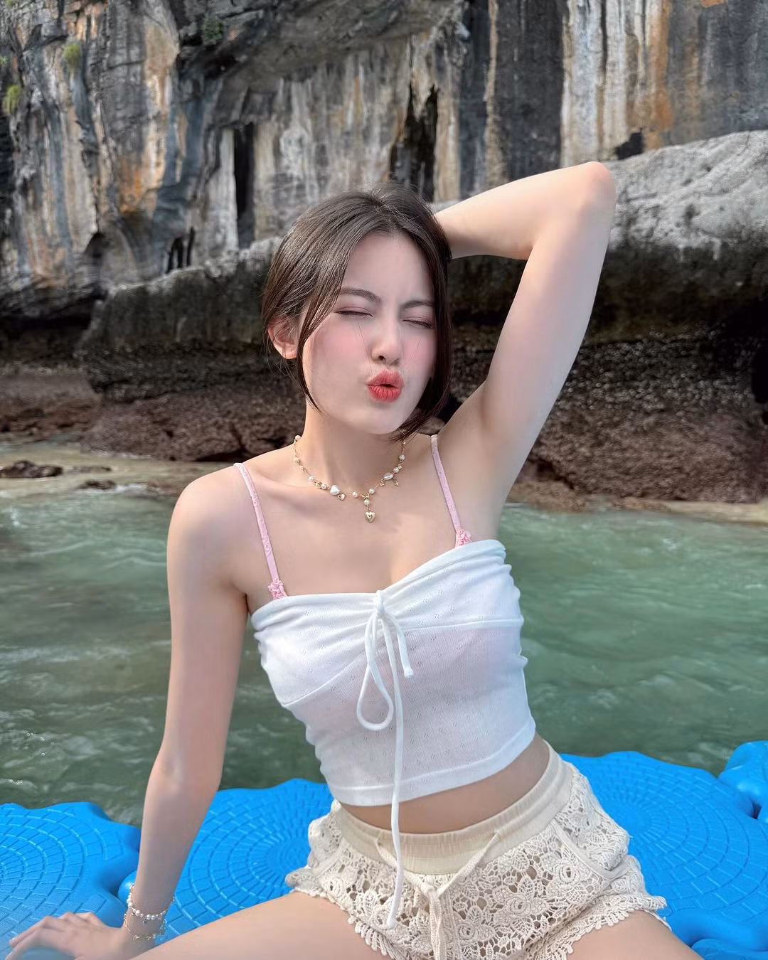 Mỹ Hàn sở hữu về ngoài kẹo ngọt, với lối trang điểm tone hồng nhẹ nhàng.