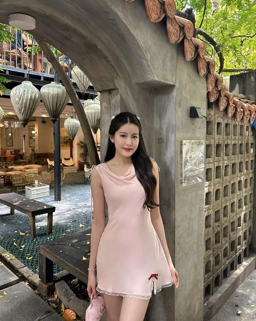 Mỹ Hàn được mọi người yêu quý nhờ tính cách nhẹ nhàng, kín đáo và rất khéo léo.