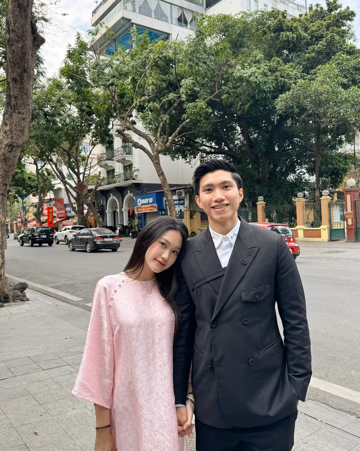 Đoàn Văn Hậu và Doãn Hải My đang có chuyến đi đến Hàn Quốc nhằm mục đich chữa trị những chấn thương của nam cầu thủ. Sau một năm dính chấn thương cầu thủ sinh năm 1999 vẫn chưa có dấu hiệu có thể thi đấu trở lại.