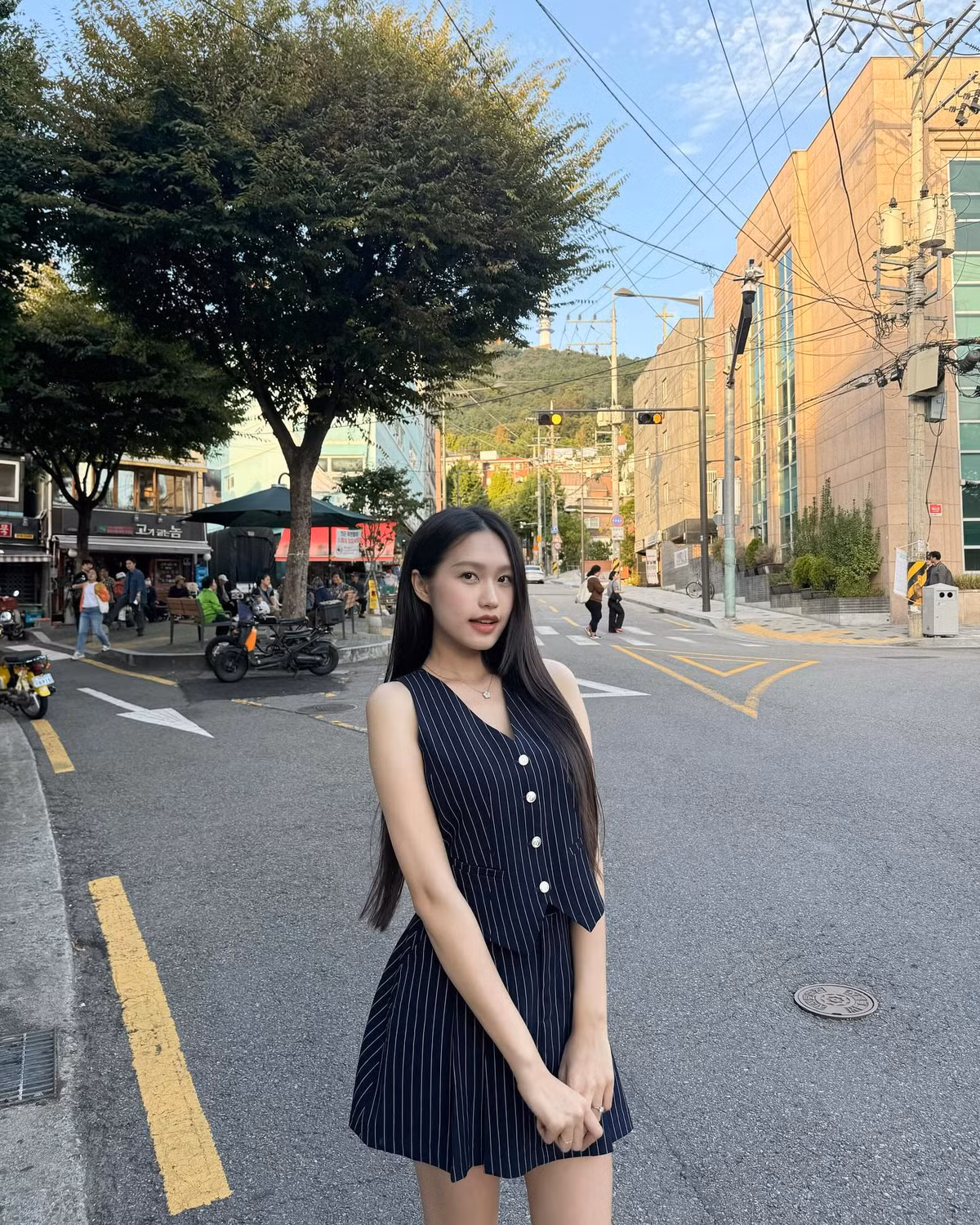Đoàn Văn Hậu và Doãn Hải My là cặp đôi hot nhất nhì làng bóng đá Việt. Chàng là cầu thủ đình đám ĐT Việt Nam với diện mạo điển trai, vóc dáng to cao. Còn nàng là tiểu thư Hà thành, từng lọt Top 10 Hoa hậu Việt Nam 2020, tốt nghiệp Đại học Luật và còn có nhiều tài lẻ.