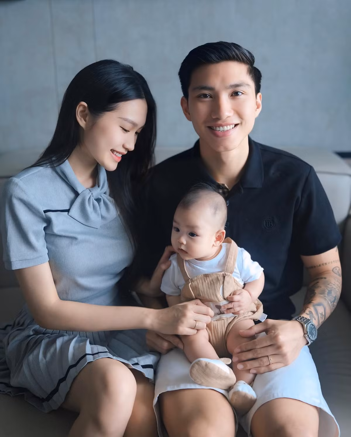 Cả 2 thường xuyên đăng tải những khoảnh khắc hạnh phúc của gia đình nhỏ lên trang cá nhân.