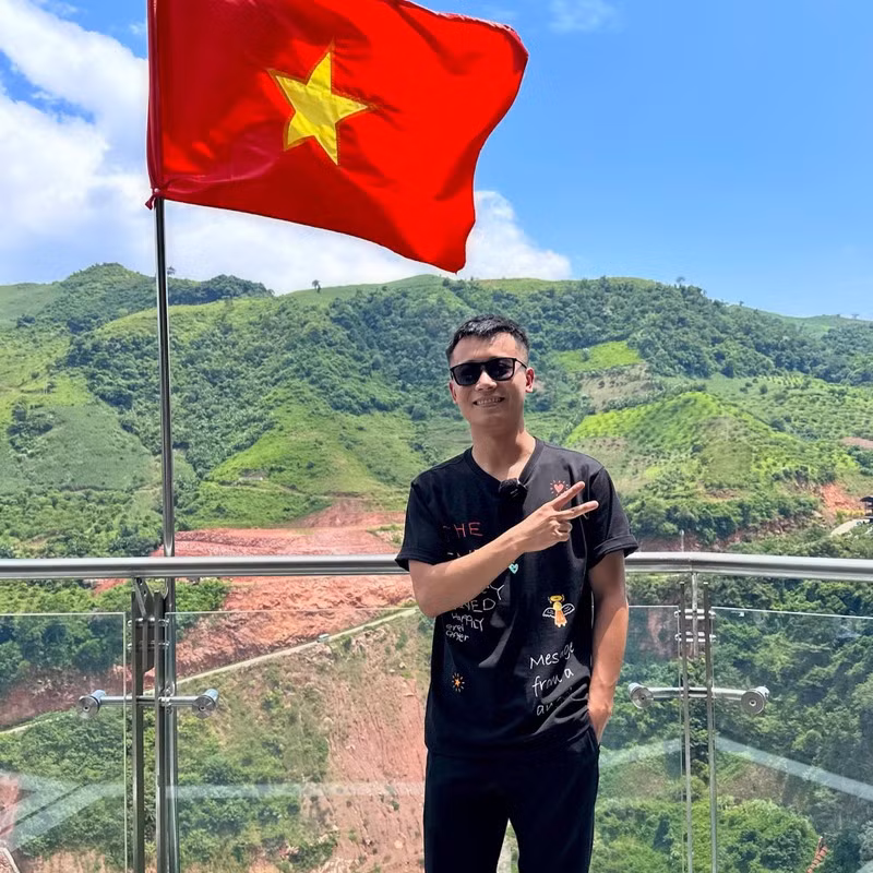 Từ khởi đầu đầy vất vả, hiện tại Quang Linh sở hữu khối tài khổng lồ. Hiện tại, anh sở hữu lượng follow khủng trên các nền tảng MXH. Hiện tại, ngoài phát triển kênh YouTube, Quang Linh Vlog còn có sự nghiệp kinh doanh riêng, đồng thời tham gia livestream bán hàng.