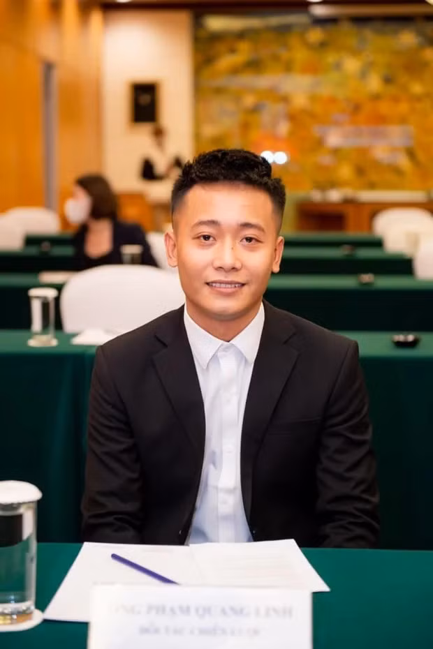 "Mình ở nước ngoài, mình không chỉ là một cá thể nữa, hành động của mình còn ảnh hưởng đến hình ảnh quốc gia mình trên bản đồ quốc tế" - Quang Linh Vlogs bày tỏ cảm xúc khi dự Đại hội đại biểu toàn quốc Mặt trận Tổ quốc Việt Nam lần thứ X.