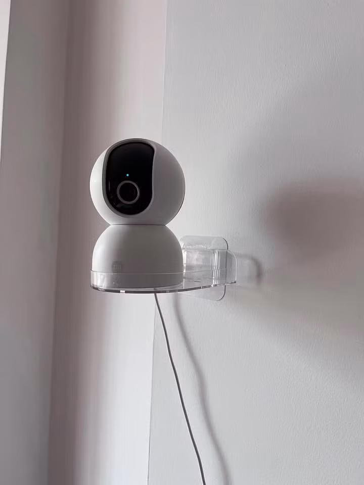 Nhiều người đã bày tỏ cảm xúc khi nhìn thấy những hình ảnh này: "Đang mua cái cam mà không biết lắp kiểu gì vì không có khoan, thấy bài này là khai sáng rồi", "sáng tạo phết, quan trọng là tác dụng, không quan trọng nhiều về hình thức"
