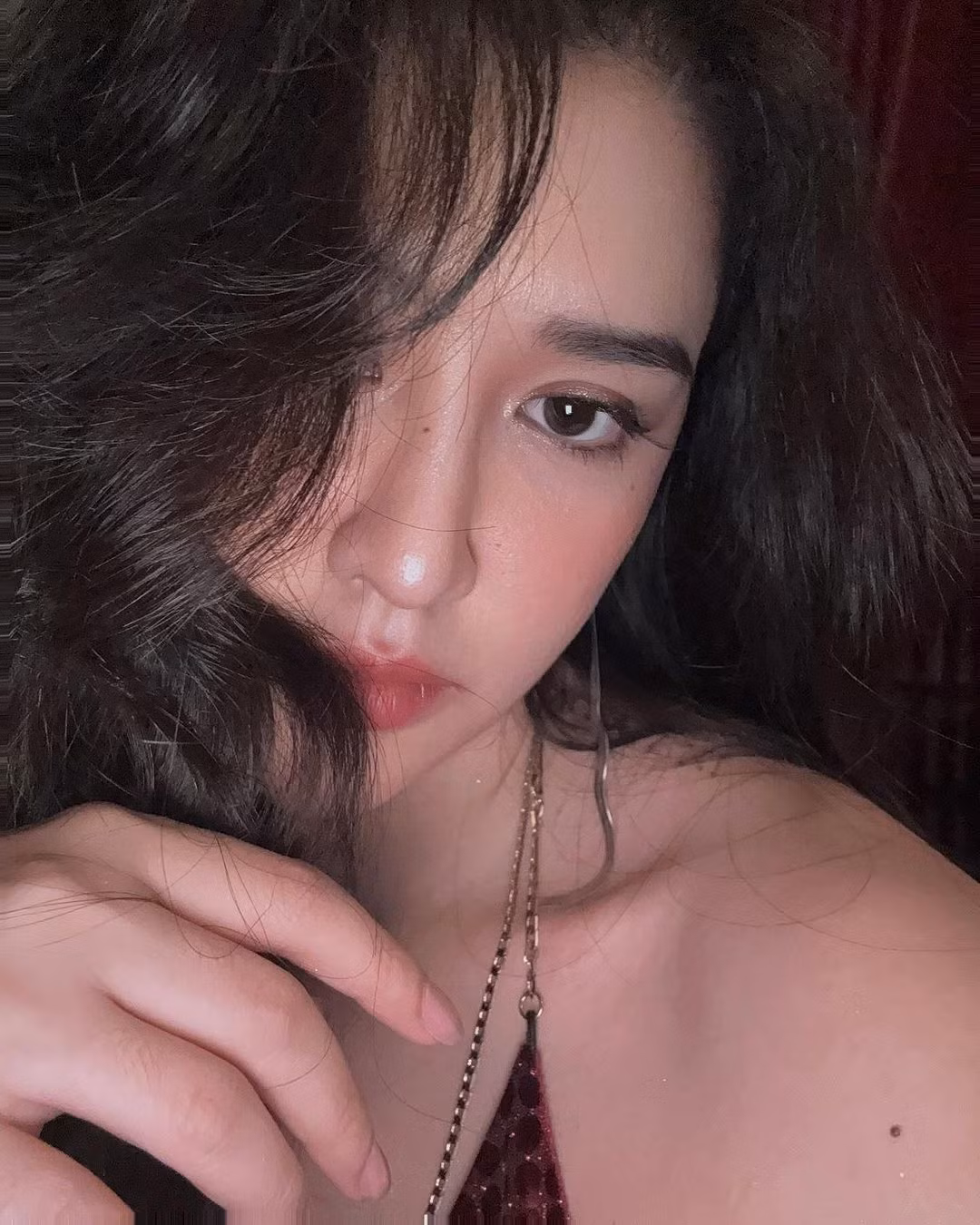 Mỹ nhân Đảo Thiên Đường lựa chọn thiết kế váy hai dây với phần ngực trễ để lộ vòng 1 lấp ló, màu đỏ đính nhũ của váy tôn lên làn da trắng ngần của cô nàng.