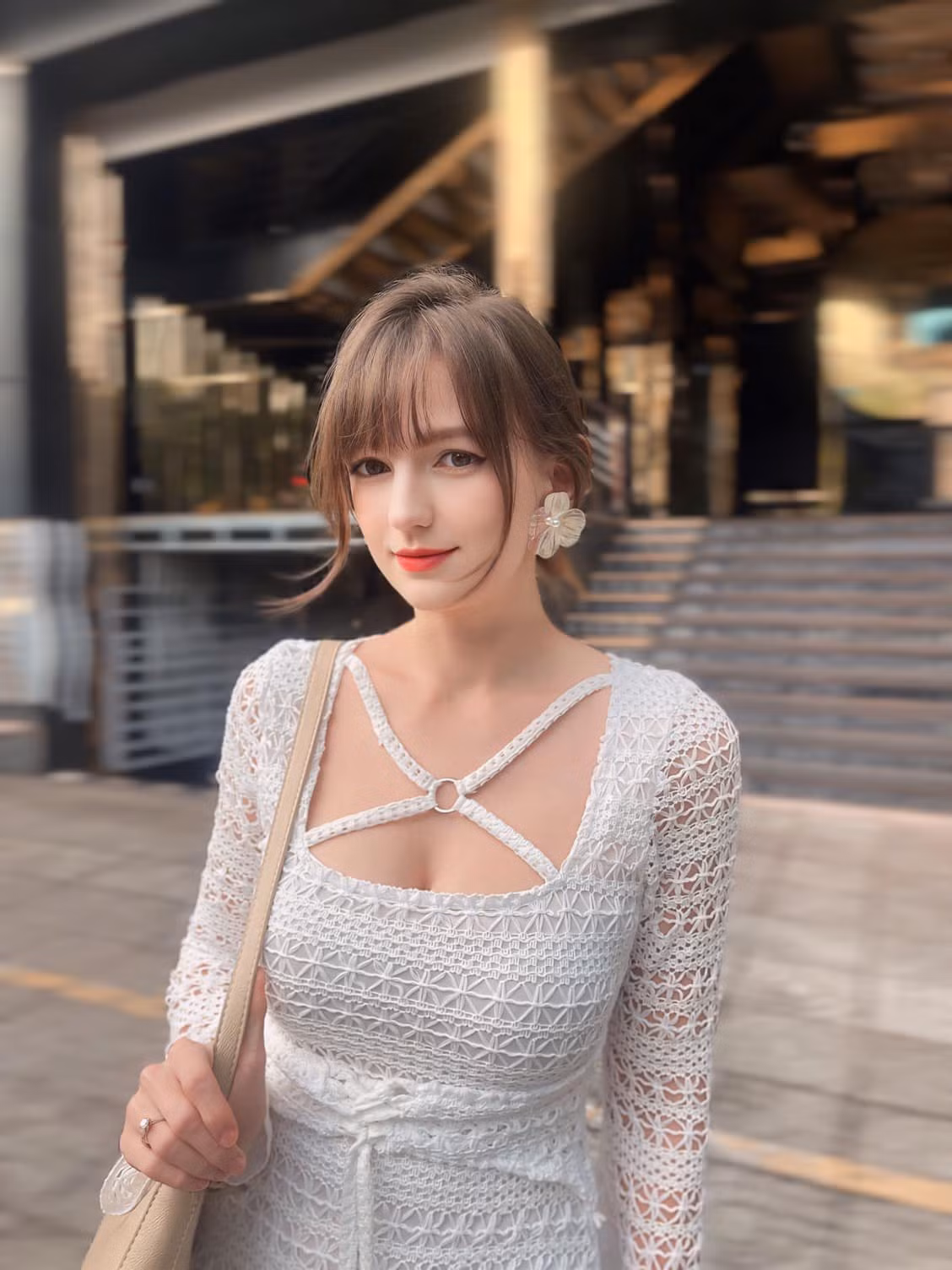 Dù đã ngoài tuổi 30 nhưng cô vẫn giữ được nhan sắc trẻ trung, xinh đẹp. Trang phục cô nàng lựa chọn dung hòa giữa sự gợi cảm và nữ tính, không bị phản cảm, hở hang lố lăng. (Ảnh: FBNV)