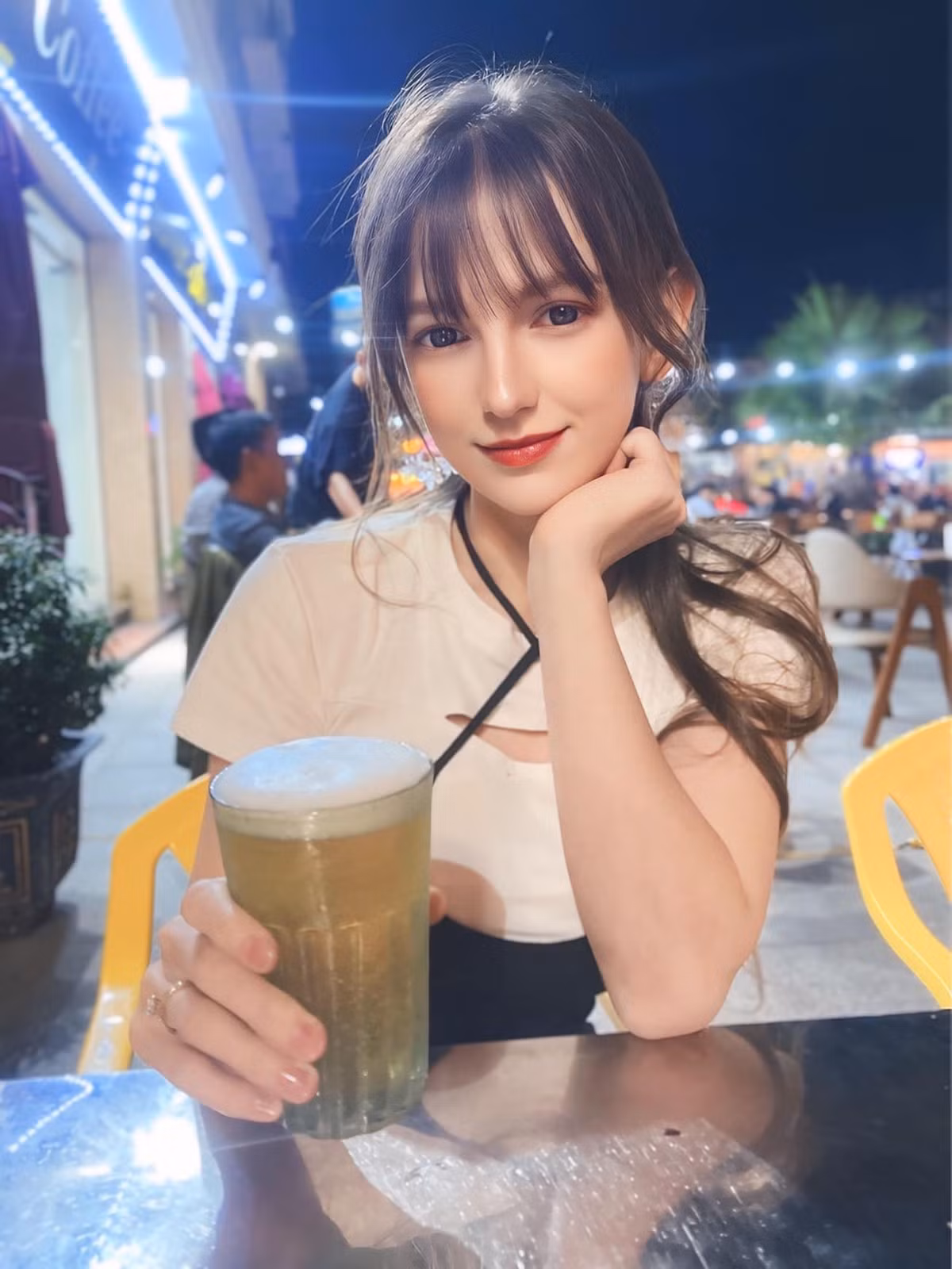 Mới đây trên trang cá nhân, nữ DJ Alexandra Rud vừa đăng tải tấm ảnh mới check-in cùng ly bia hơi. Cô nàng bày tỏ yêu mến với thức uống "sinh tố lúa mạch" này của Việt Nam khi gọi đây là "chân ái".